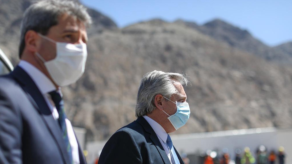 El Presidente y el gobernador recorrió obras públicas y una fábrica textil. El Presidente y el gobernador recorrió obras públicas y una fábrica textil.